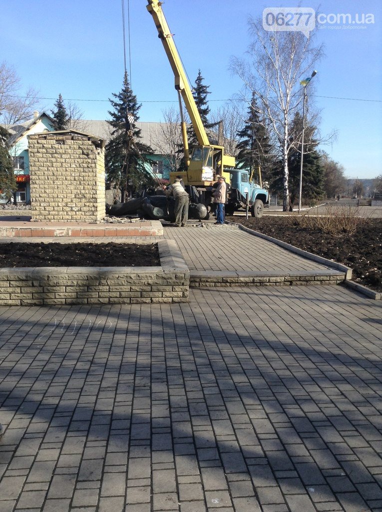 В Доброполье снесли памятник Ленину (ФОТО) (ОБНОВЛЕНО) (фото) - фото 1