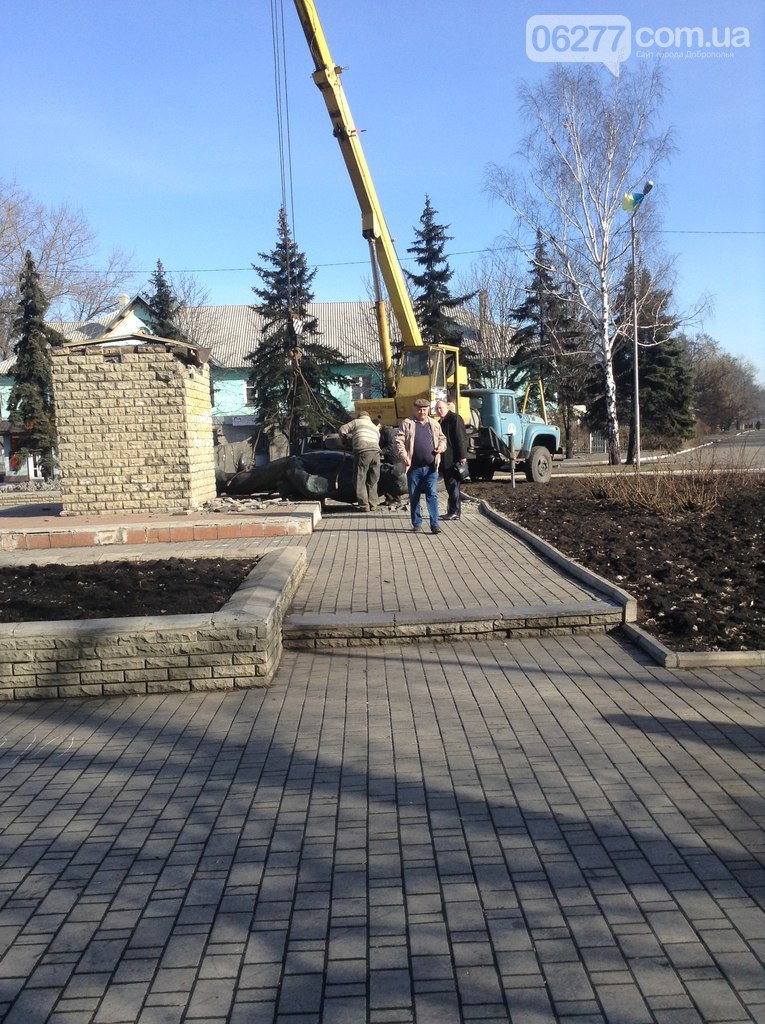 В Доброполье снесли памятник Ленину (ФОТО) (ОБНОВЛЕНО) (фото) - фото 1