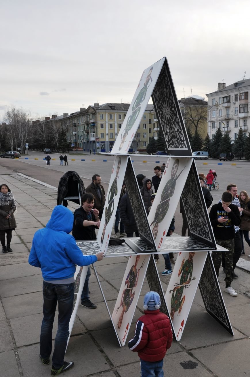 На главной площади Краматорска разрушили карточный домик из террористов  (ВИДЕО) | Новини