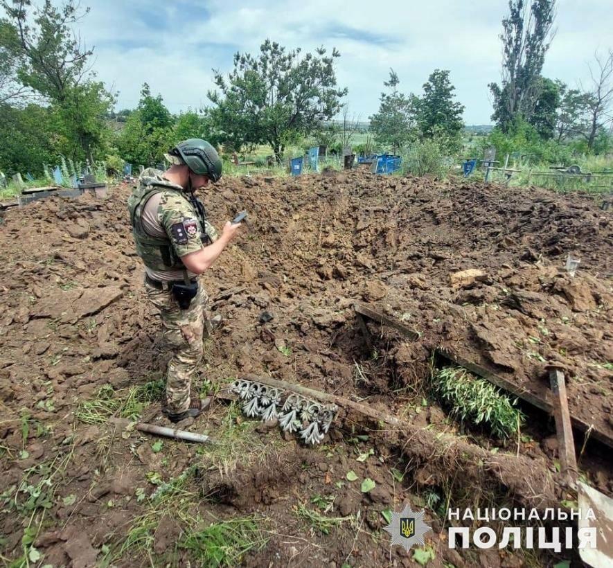 Двох людей вбито та двох поранено. Поліцейські Донеччини документують наслідки російських атак на цивільне населення