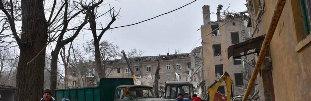 У Краматорську комунальники ліквідовують наслідки ракетного удару