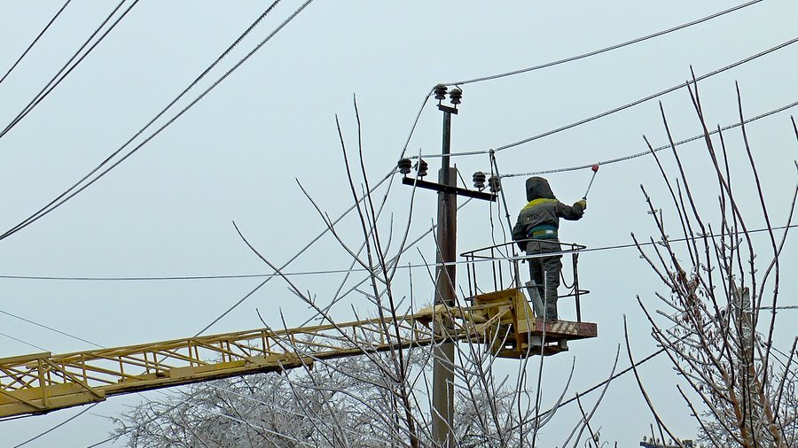 Крижана погода десять днів тому. На Донеччині досі знеструмлені 53 населених пункти — ДТЕК