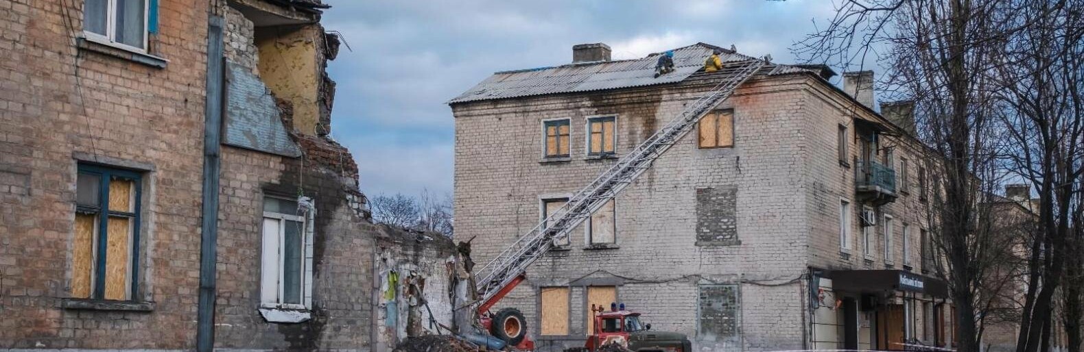 У Новогродівці рятувальники відновлюють будинок, пошкоджений внаслідок ракетного удару