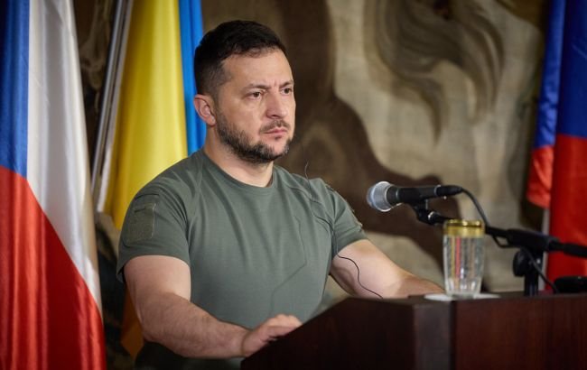 Без далекобійної зброї складно вести не лише наступальну, а й оборонну операцію, - Зеленський