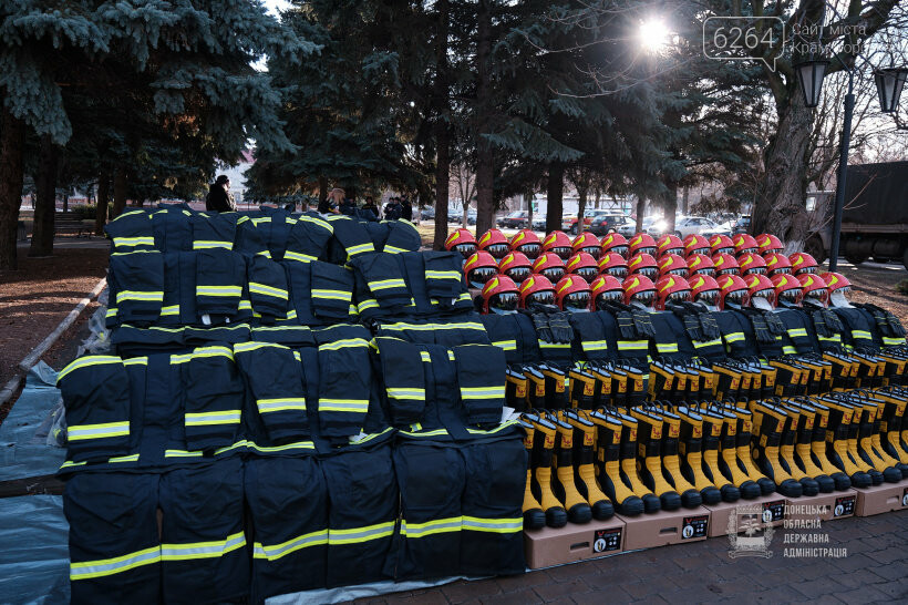 На Донеччині рятувальникам передали спеціальну пожежно-рятувальну техніку, спорядження та обладнання, фото-5