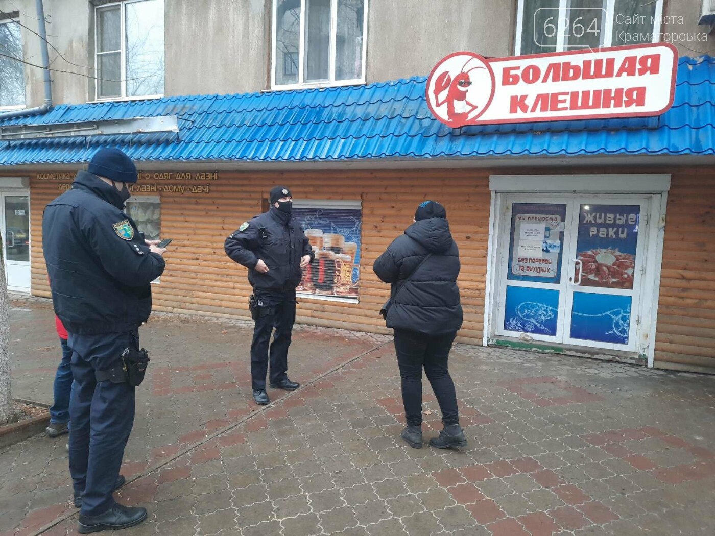 Сломанные ролеты на окне: в Краматорске пытались проникнуть в продуктовый магазин, фото-2