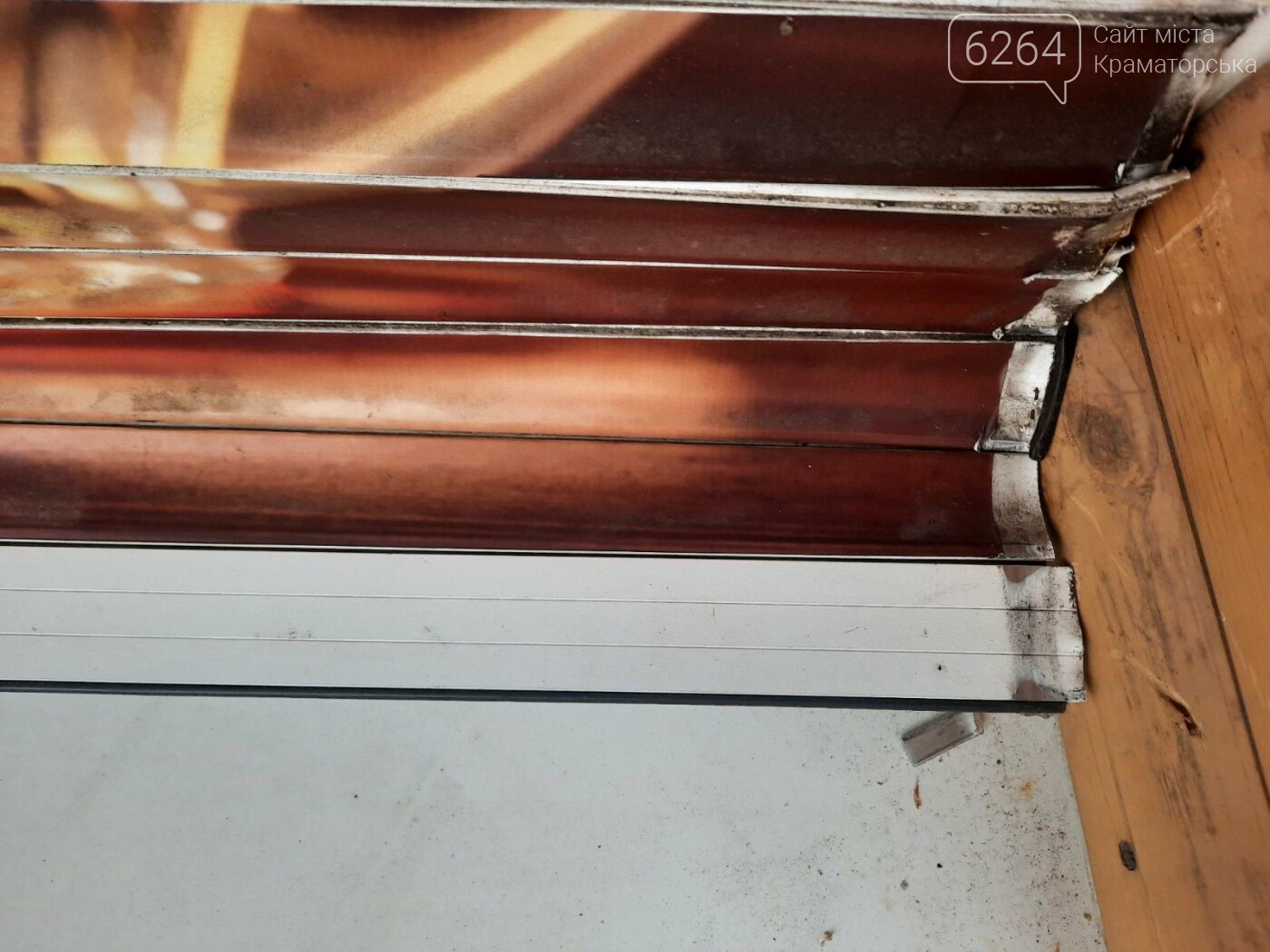 Сломанные ролеты на окне: в Краматорске пытались проникнуть в продуктовый магазин, фото-1