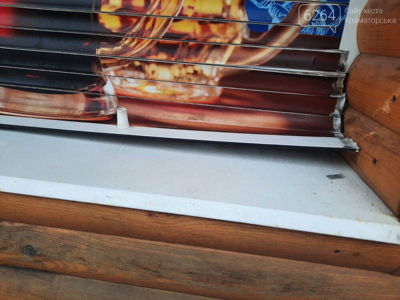 Сломанные ролеты на окне: в Краматорске пытались проникнуть в продуктовый магазин, фото-3