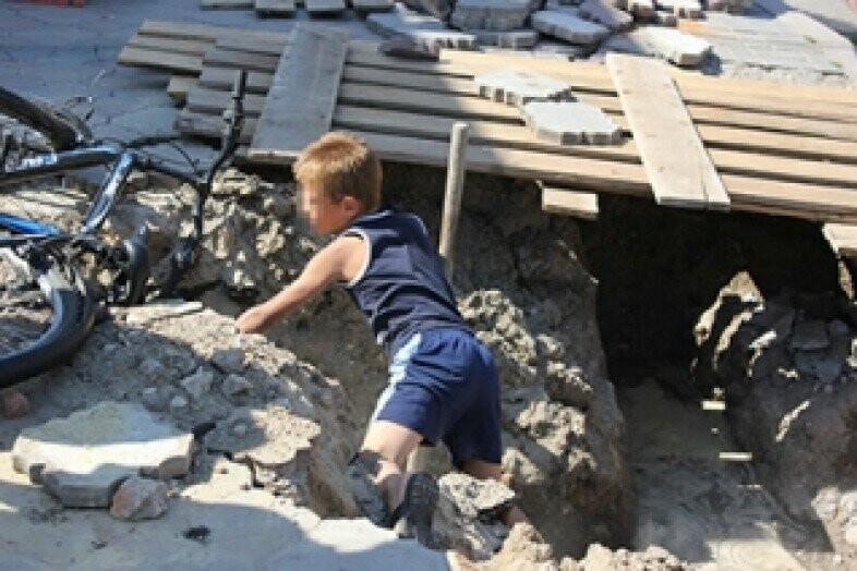 Приснилось что сын упал. К чему снится утонул сын. К чему снится ребенок упал в колодец. Пожарный колодец. Приснилось что сын упал.