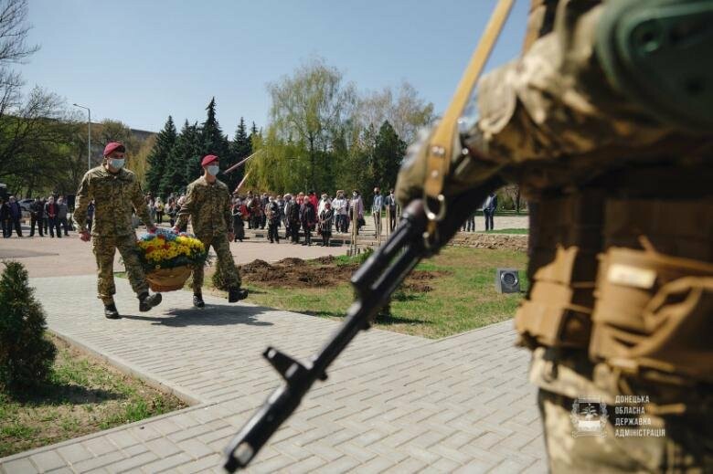 У Краматорську з нагоди 35 роковин Чорнобильської трагедії висадили білі троянди