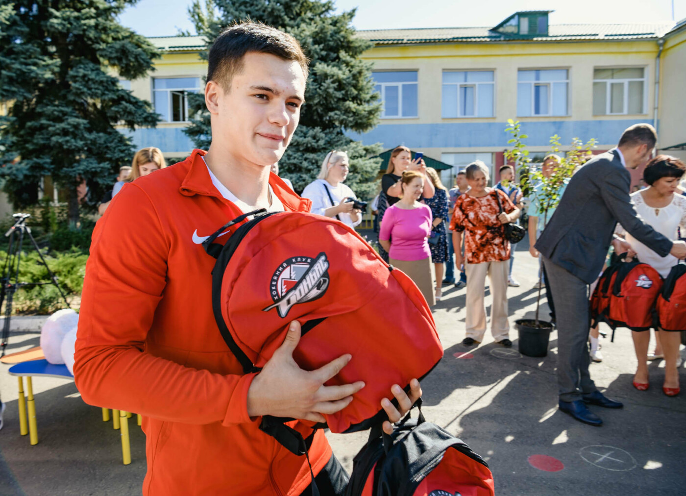 Как прошел День знаний на Донбассе: торжественные линейки..., фото-7 Как прошел День знаний на Донбассе: торжественные линейки и подарки от звезд хоккея, фото-7