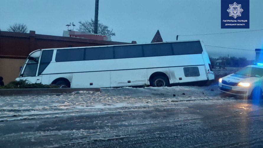На Донетчине рейсовый автобус съехал со скользкой дороги На Донетчине рейсовый автобус съехал со скользкой дороги, Вера Карпова