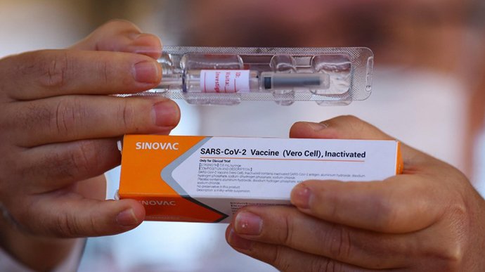 В Украине началась вакцинация китайской вакциной CoronaVac