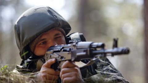 Сутки на Донбассе: боевики открывали огонь на восьми направлениях, погиб военный