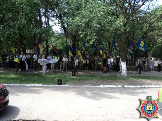 В Краматорске общественность протестует против восстановления через суд милиционера (фото) - фото 1