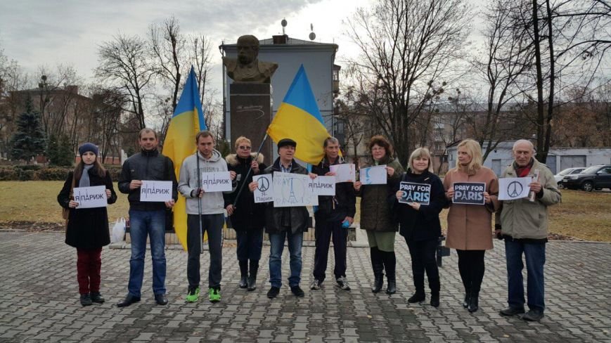 Краматорчане собрались на вече в память о жертвах террористов в Париже (фото) - фото 1